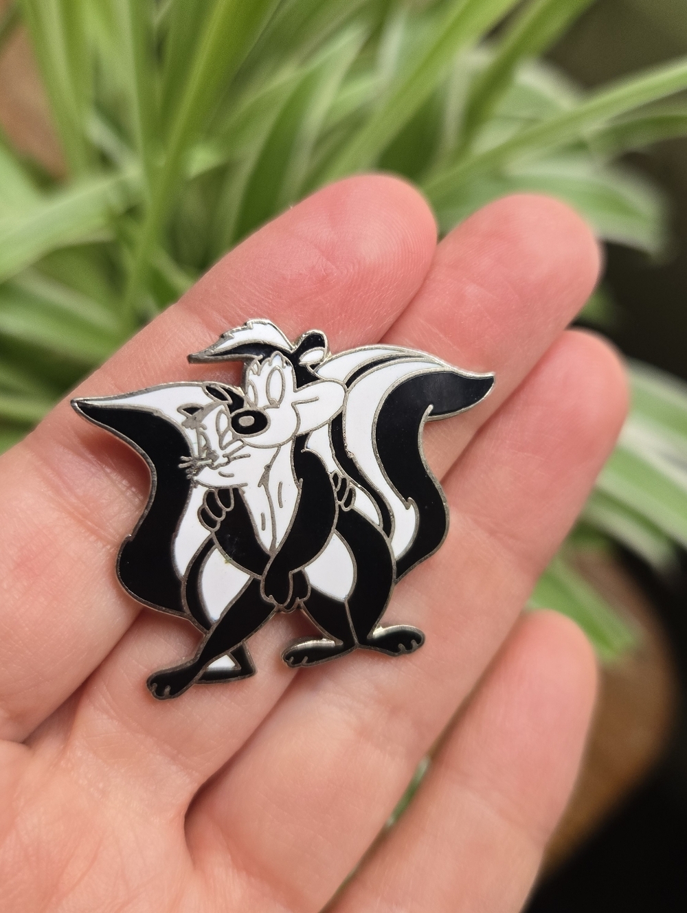 Vintage Warner Brothers Pepe Le Pew Enamel Cartoon Skunk Retro Lapel Brooch Pin - Picture 2 of 4